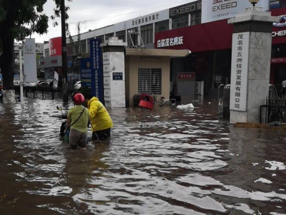 实拍广州暴雨水浸街,一场突如其来的城市洗礼 实拍广州暴雨水浸街,一场突如其来的城市洗礼