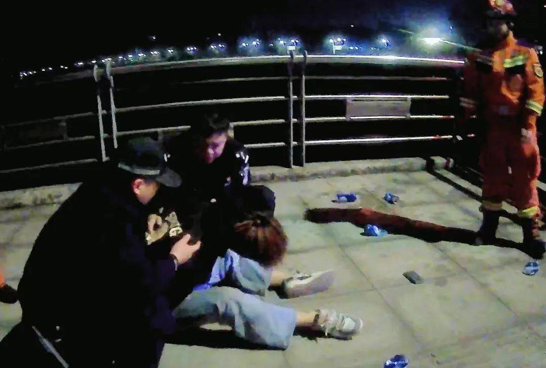 那一夜，17岁少年的善意，被摔碎在路灯下