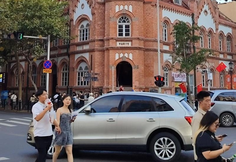 女导游嘲讽游客穷，当地成立调查组，这事到底有多离谱？